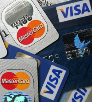 一堆 Visa 和 MasterCard 信用卡，顯示標誌和晶片細節。 — Vivo X Fold3 壁紙