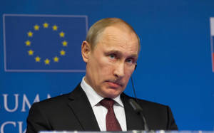 Vladimir Putin 在歐盟旗幟背景下於記者會上發言。 — 俄羅斯 壁紙