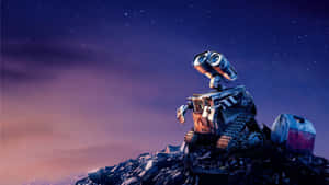 Wall-E 機器人在暮色中從垃圾山上凝視星星。 — 黃昏 壁紙