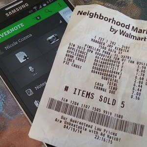 Walmart雜貨收據旁邊是打開了Evernote的智慧型手機。 — 沃爾瑪 壁紙