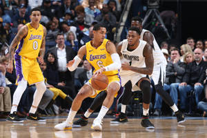 湖人球員在NBA比賽中運球對抗曼菲斯防守球員。