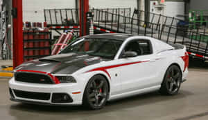 車庫中的白色和黑色福特野馬Shelby GT500，帶有紅色條紋。 — 野馬GIF 壁紙