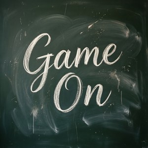 黑板上用白色草書寫著'Game On'以作激勵。