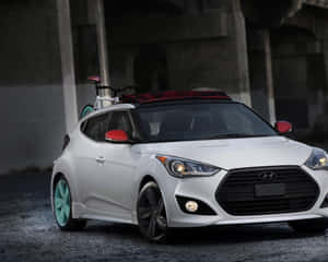 白色現代Veloster，薄荷車輪，紅色腳踏車在車頂，混凝土天橋下。 — 5:4 壁紙