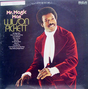 Wilson Pickett 穿著紅色天鵝絨西裝在《Mr. Magic Man》專輯封面上微笑。 — 音樂 壁紙