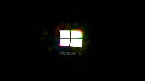 Windows 10 標誌在黑暗背景上帶有彩色鏡頭光暈 — 簡約暗黑美學 壁紙