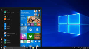 Windows 10 開始功能表在帶有發光視窗標誌的藍色漸變桌面上打開。 — 桌面 壁紙