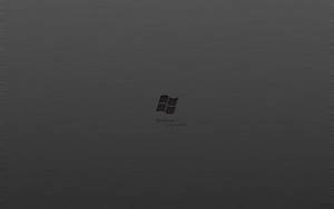 拉絲金屬背景上的 Windows 7 標誌 — 暗黑美學電腦 壁紙