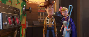 牛仔玩具 Woody 和一個女牛仔公仔站在玩具飛機的駕駛艙裡。 — 啄木鳥伍迪 壁紙