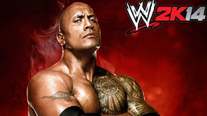 WWE 2K14 封面 featuring Dwayne Johnson 飾演 The Rock，帶有刺青和強烈表情。 — Studio Display 壁紙