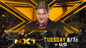 WWE NXT 摔角手身穿西裝，帶有金色標誌和黑暗有翼人物 — 運動 壁紙