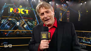 WWE NXT 評論員在現場直播期間於摔角擂台上手持麥克風。 — 運動 壁紙