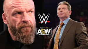 兩個摔角傳奇人物對峙，中間有 WWE 和 AEW 標誌。 — 摔角 壁紙