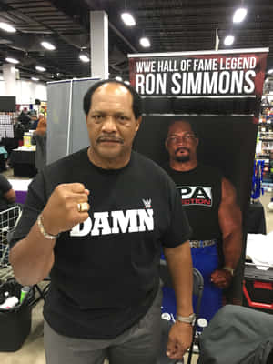 WWE名人堂成員Ron Simmons在會議上穿著印有'DAMN'的黑色T恤和戒指擺姿勢。 — 摔角 壁紙