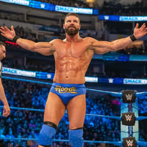 WWE摔角手Bobby Roode雙臂伸展，在摔角擂台上慶祝勝利。 — 運動 壁紙