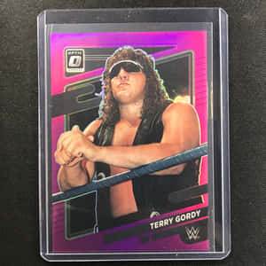 WWE摔角手Terry Gordy在一張紫色全息閃卡上，靠著擂台繩索。 — 大衛·戈金斯 壁紙