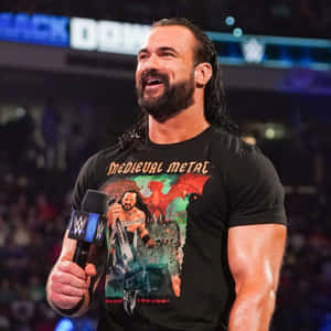 摔角手在場館中手持麥克風，身後有觀眾。 — WWE GIF 壁紙