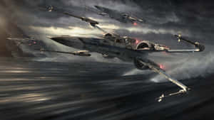 X-wing 星際戰機在夜間低飛過波濤洶湧的海洋。 — 星際大戰 壁紙