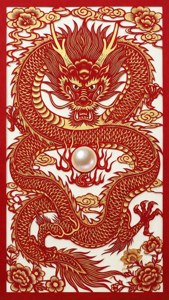 紅色和金色剪紙龍手持珍珠，被花朵和雲朵環繞。