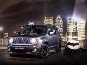 夜晚城市屋頂上的灰色Jeep Renegade和蝙蝠俠Batmobile。 — 吉普 壁紙