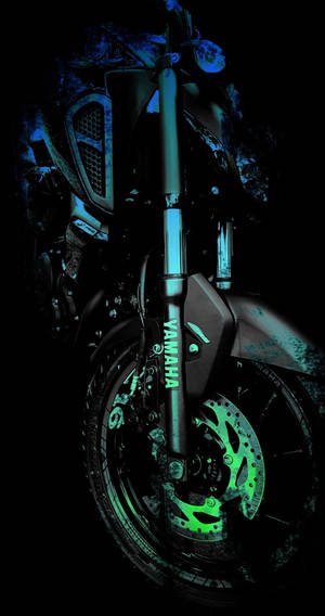 黑暗中發出螢光綠色和藍色光芒的 Yamaha 機車前端。 — 螢光綠 壁紙