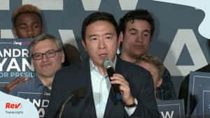楊安澤在政治集會上演講，身後有支持者。 — 美國 壁紙
