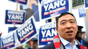 楊安澤在競選活動中被舉著標語的支持者包圍。 — 政治 壁紙