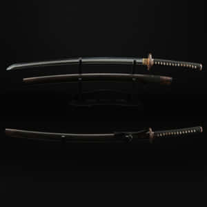 一把日本武士刀和刀鞘在黑色背景的支架上展示。 — 低對比 壁紙