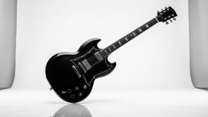 黑色Gibson電吉他放在反射性白色錄音室地板上