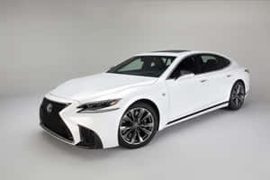 白色Lexus轎車配黑色飾邊，在攝影棚燈光下 — MacBook Air 13 壁紙