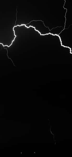 明亮的閃電照亮了黑暗的夜空。 — 閃電麥坤 壁紙