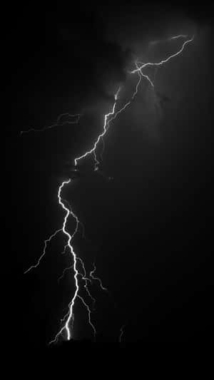 一道強大的閃電照亮了黑暗的暴風雨天空。 — 閃電麥坤 壁紙
