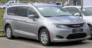 銀色 Chrysler Pacifica 小型貨車停放在公共停車場。 — 奧迪 GIF 壁紙