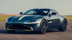 賽道上帶有黃色點綴的綠色 Aston Martin 跑車。 — 奧斯頓馬丁 壁紙