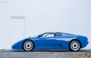 一輛藍色Bugatti EB110跑車停放在白色牆壁前。 — Steam Deck 壁紙