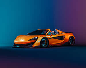 橙色McLaren跑車在工作室中，配有藍色和紫色燈光。 — 5:4 壁紙