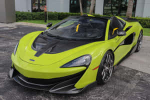 萊姆綠McLaren 650S Spider敞篷跑車停在柏油路上，帶有黑色飾邊。 — MacBook Air 壁紙