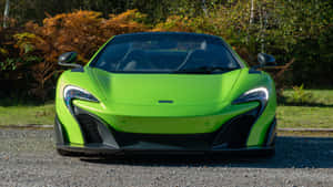萊姆綠色McLaren跑車停在碎石上，靠近秋天的樹木。 — 秋季 壁紙