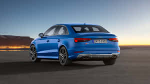 藍色Audi S3轎車停在夕陽下，遠處有城市燈光。 — 奧迪 GIF 壁紙