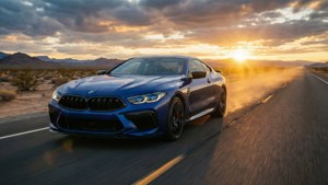 藍色BMW M8 Coupe在金色日落時分於沙漠高速公路上飛馳。