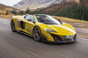 黃色McLaren跑車在蜿蜒的山路上疾馳，司機戴著太陽眼鏡。 — Surface 壁紙