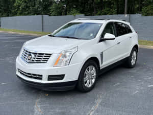 白色 Cadillac SRX SUV 停放在戶外停車場。 — 凱迪拉克 壁紙