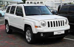 白色Jeep Patriot SUV停放在停車場，旁邊有其他汽車。 — Steam Deck OLED 壁紙