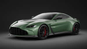 啞光綠色 Aston Martin Vantage 跑車，配備黑色輪圈和紅色制動器，在工作室燈光下。 — 阿斯頓維拉 壁紙