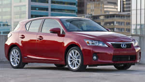 紅色Lexus CT 200h混合動力車停在屋頂上，背後是城市天際線。 — 凌志 壁紙