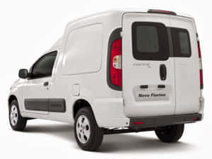 在攝影棚環境中從後方四分之三角度觀看的白色Fiat Novo Fiorino商用客貨車。 — 飛雅特 壁紙