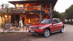黃昏時分停在木屋前的紅色BMW X1 SUV。 — Mercedes Benz C300 壁紙