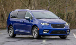 藍色Chrysler Pacifica小型貨車停在濕路面近樹林區。 — 飛雅特 壁紙