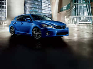 藍色Lexus IS F跑車夜晚停放在現代玻璃建築廣場。 — 凌志 壁紙