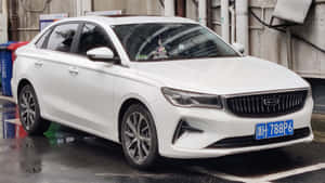 白色現代轎車停泊在濕漉漉的市區街道上，帶有倒影。 — 好看汽車 壁紙